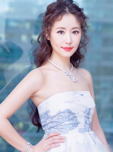 女明星网红现场,现场魅力四射，粉丝尖叫连连